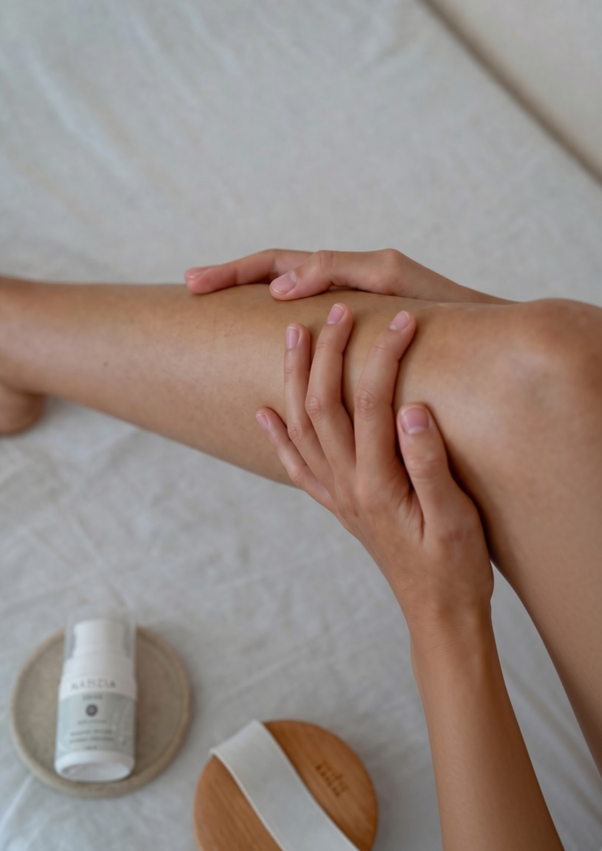 Mains appliquant la crème Natizia – soin naturel et hydratant